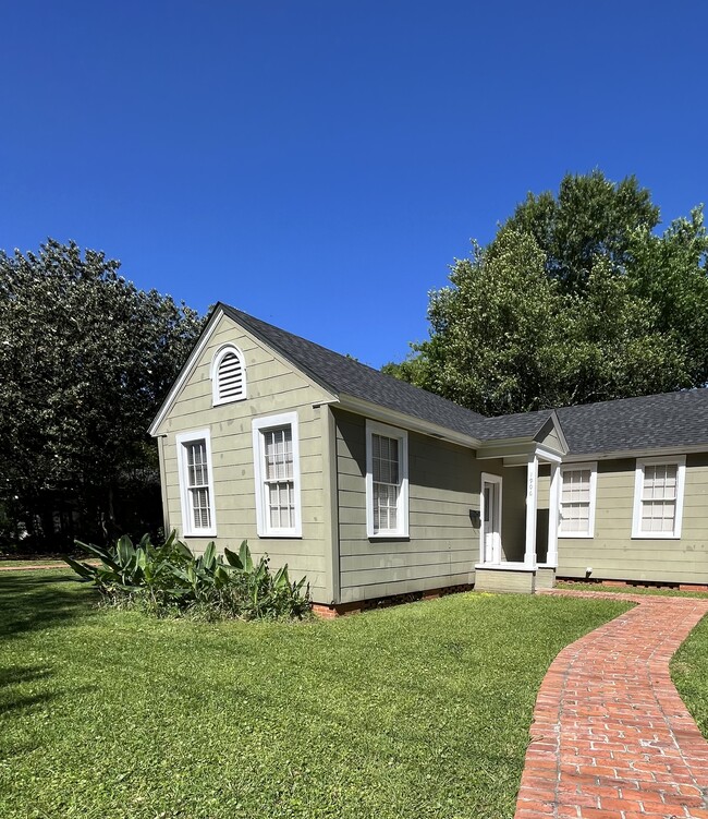 Adorable covered front entry - 918 Blythe Ave