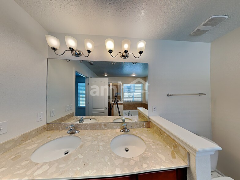 Building Photo - 556 Drysdale Dr