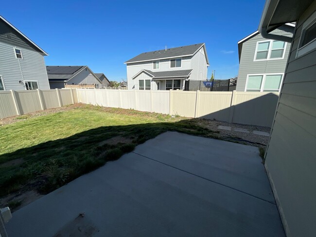 Building Photo - Newly Built 3 Bedroom Home w/ Hardwood Flo...