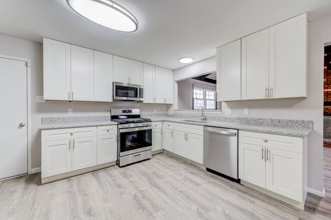 Building Photo - 3 bedroom 2 bath house with attached garage.