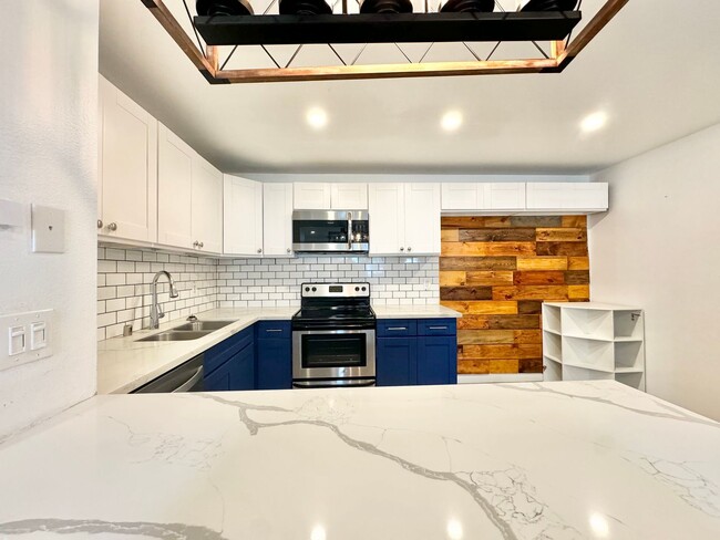 Building Photo - Beautifully Remodeled 2Bd/1BaCondo With Co...