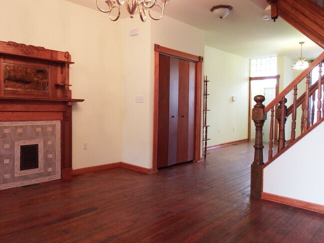 Building Photo - Beautiful Renovated Four bedroom Townhome