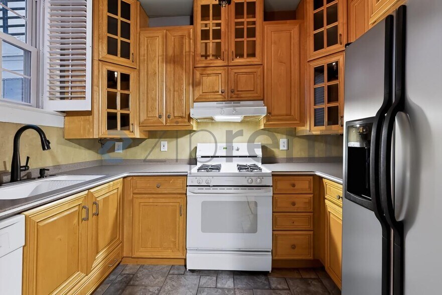 Building Photo - Unit Unit 102