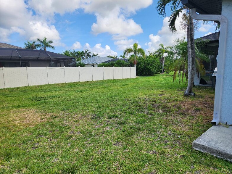 Building Photo - 2536 SW 24th Ct