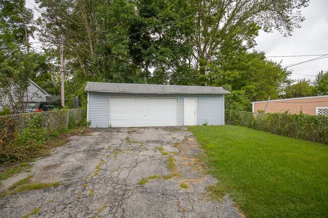 Building Photo - 3262 W 122nd St