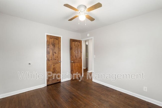 Building Photo - 2317 Julia Ave