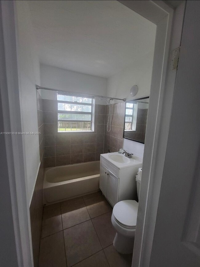 Building Photo - 1402 NW 13th Ct