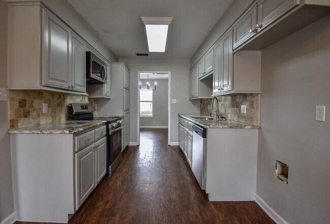 Building Photo - Available Now! Stunning 3 Bed 2 Bath in Fl...