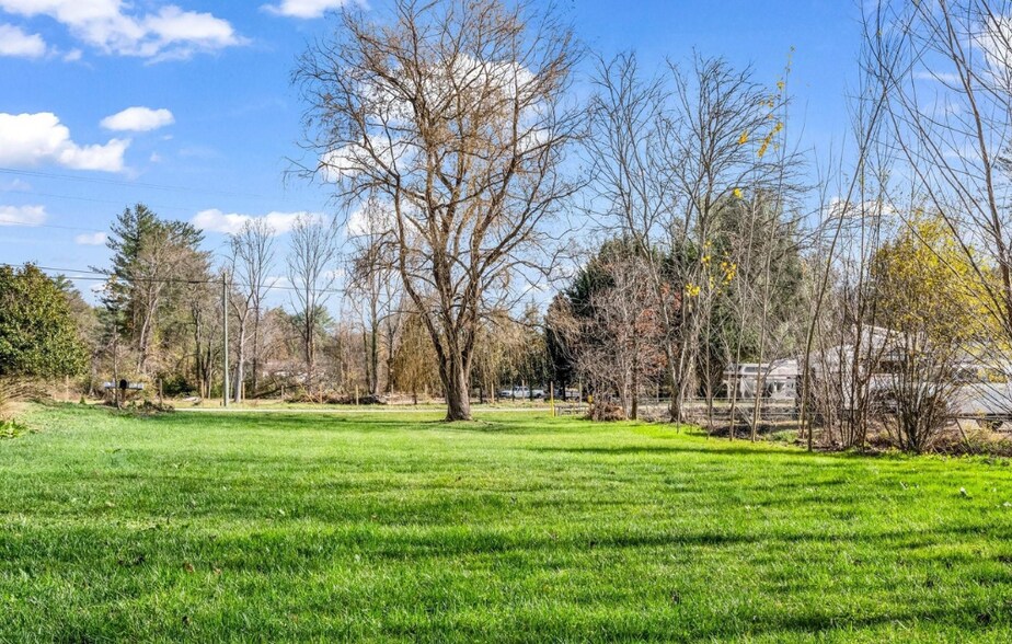 Building Photo - 530 Whispering Hills Dr