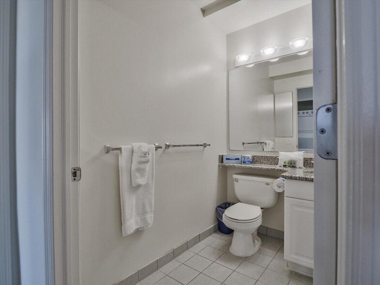 Building Photo - 33 Hudson St