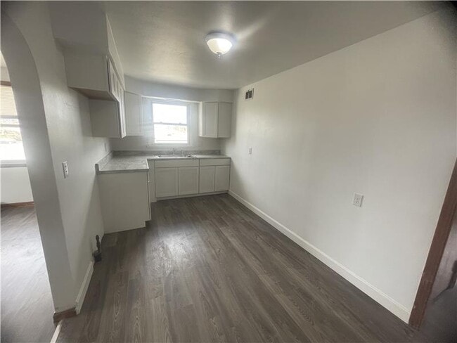 Building Photo - 160 Fernwood Rd