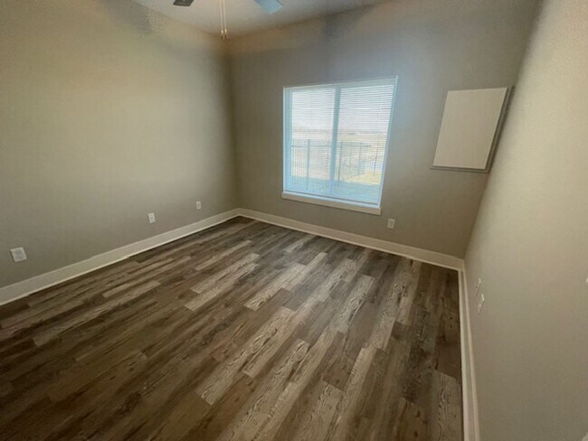 Building Photo - 16271/73 Ike Ct