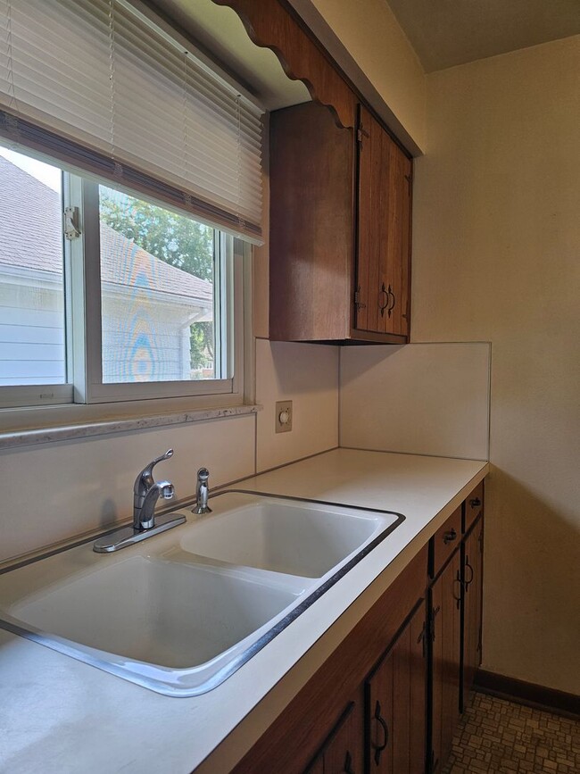 Building Photo - Spacious and bright BG Home