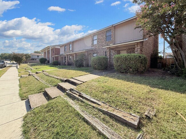 Building Photo - Charming 2-Bedroom Brick Home with Spaciou...