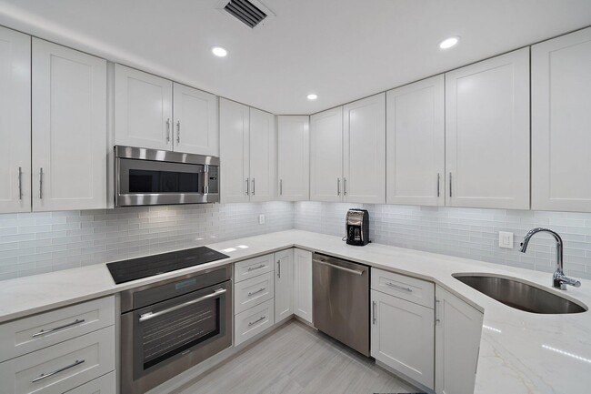 Building Photo - 3902 Fairway Dr N