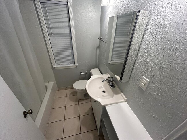 Building Photo - 4020 Blue Bonnet Blvd