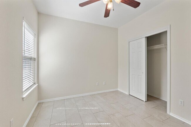 Building Photo - 802 N Creek Blvd