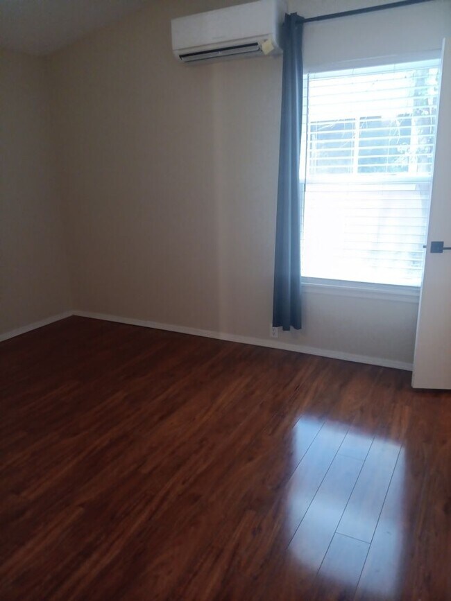 Building Photo - 3 Bedroom, 2 Bathroom Home! Schedule a Showing!