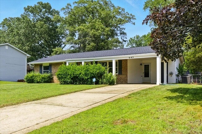 Building Photo - 643 University Dr