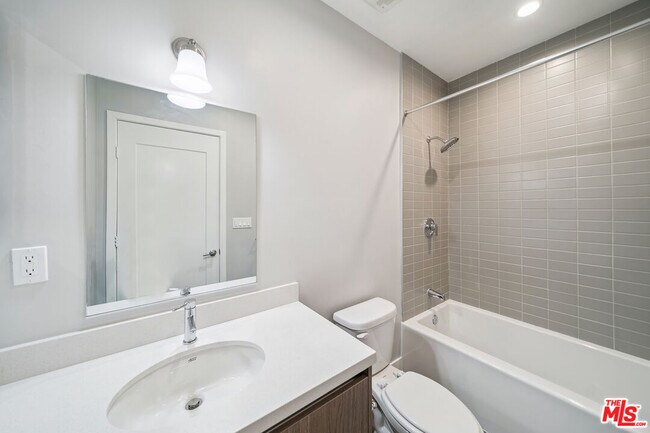 Building Photo - 1223 Hayworth Ave