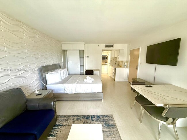 Primary Photo - 19201 Collins Ave