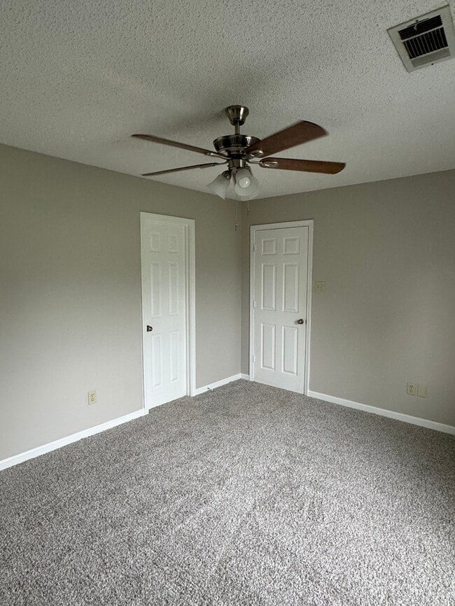 Building Photo - 875 Montclair St