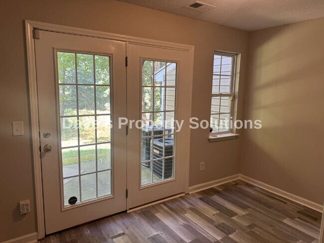 Building Photo - Beautiful and Spacious Townhome
