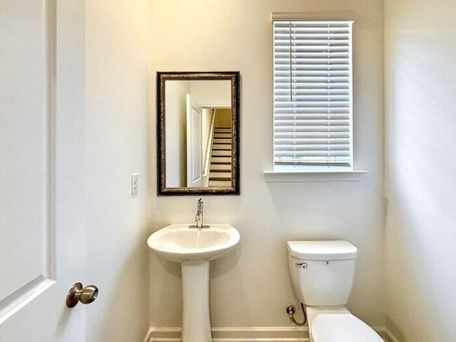 Building Photo - 4-Bedroom Home with Scenic Views and Conve...