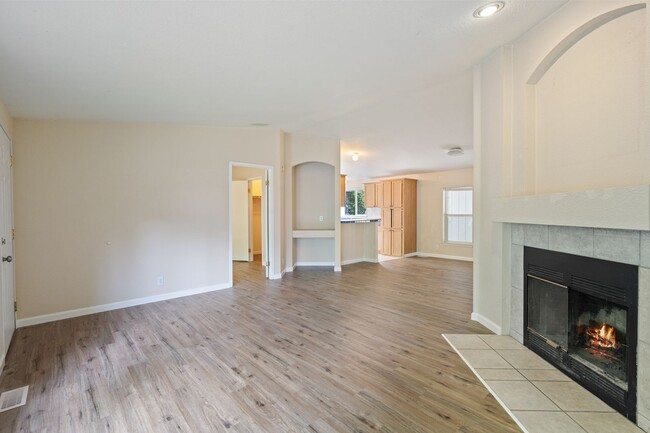 Building Photo - 3BR House Available in Pleasant Valley
