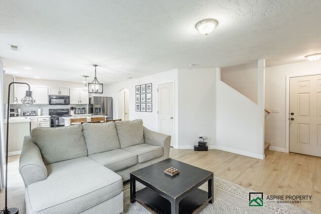 Building Photo - 3 Bed 2.5 Bath Home