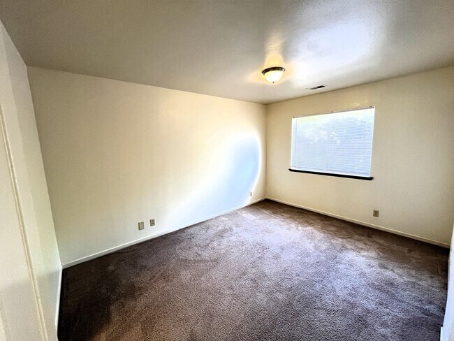Building Photo - 2025 Thiel Ave