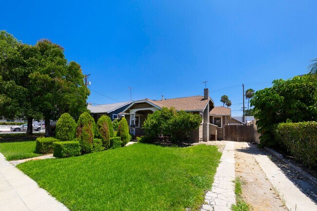 Building Photo - Classic Anaheim Living with Prime Location