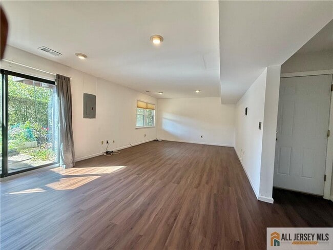 Building Photo - 2905 N Oaks Blvd
