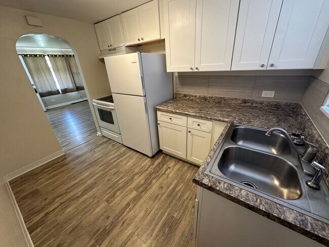 Building Photo - Recently updated 2-bedroom, 1-bath unit in a well-maintained Englewood fourplex w/ a shared yard!...