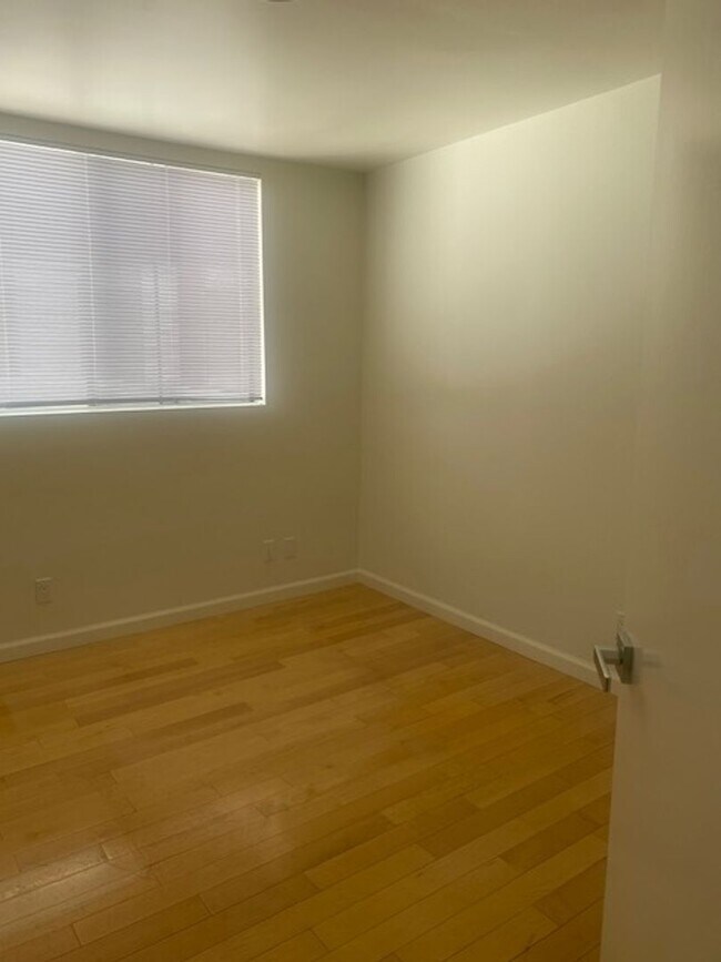 Building Photo - Rare Oppotunity: Freshly Remodeled 4-Bdrm/2-Ba Condo at 11th & Arizona in Santa Monica