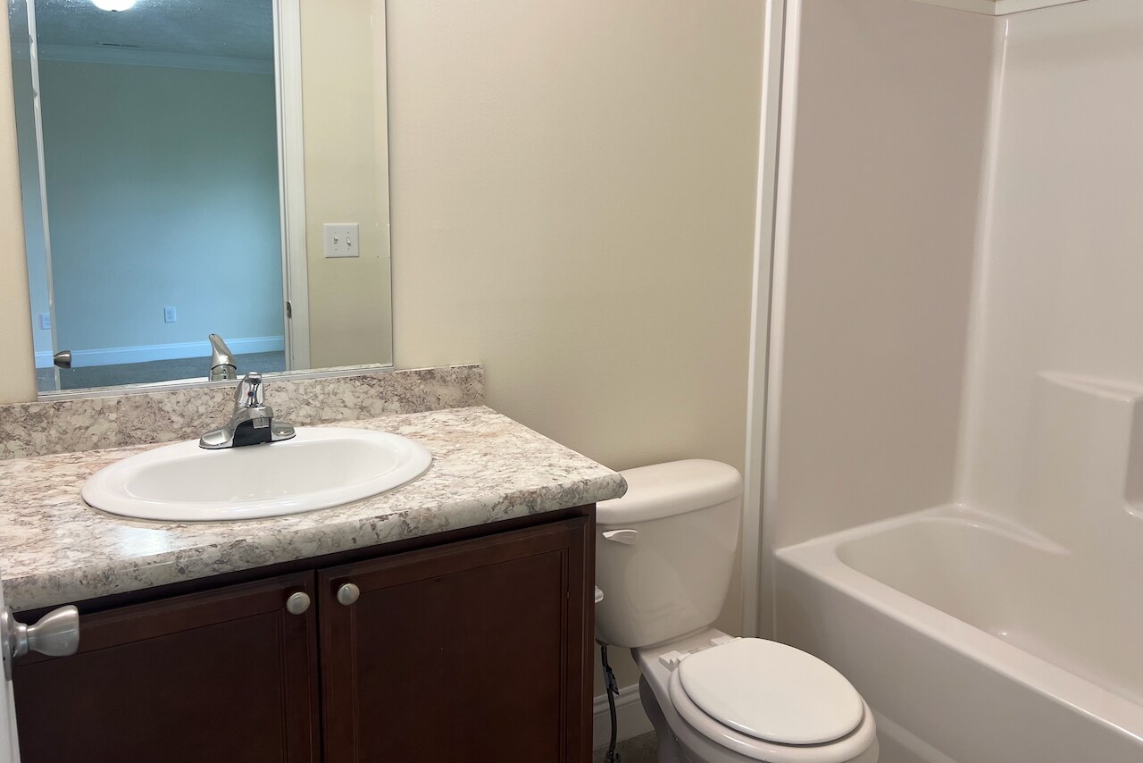 Building Photo - 1585 Country Club Dr