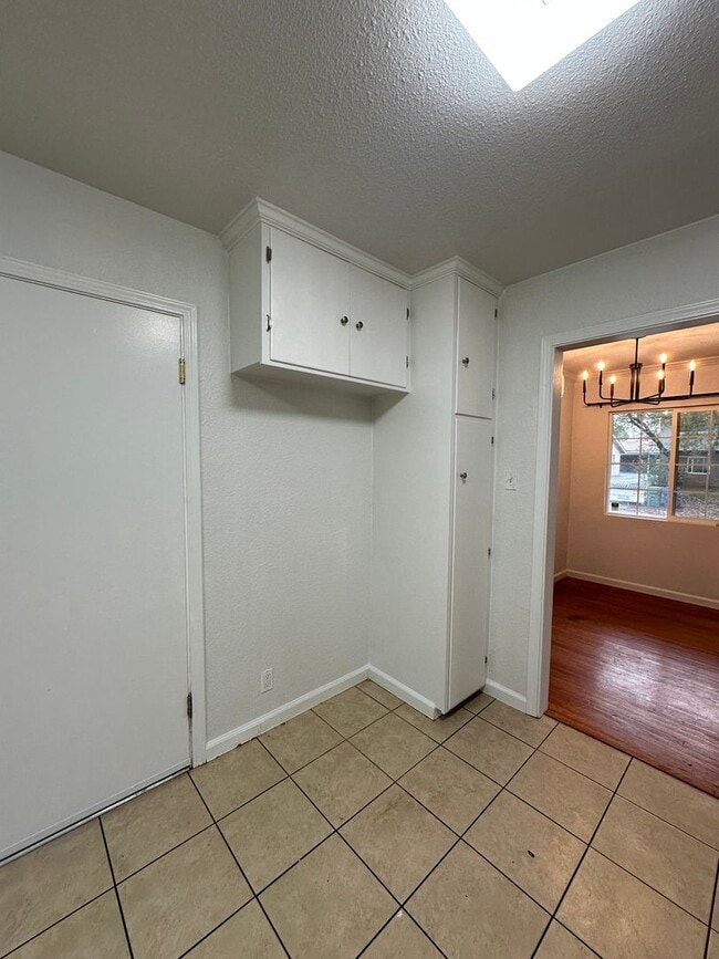 Building Photo - Updated & Charming 3 Bedroom Home with Fan...