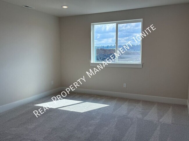 Building Photo - 60948 SE Apollo Pl
