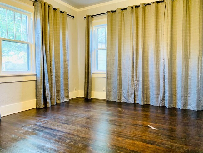 Building Photo - Beautiful 3BD 2BA Craftsman Home Located in Historic Mesta Park!!!