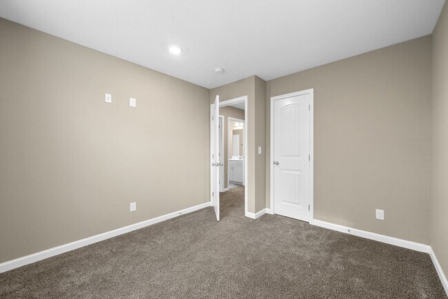 Building Photo - Sophisticated Sango Townhouse in a Gated C...