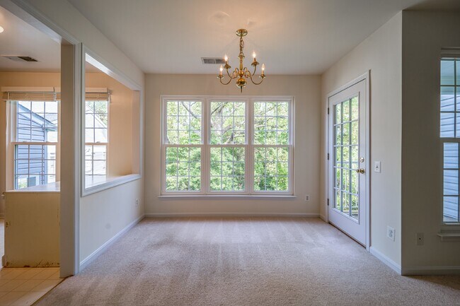 Building Photo - 2-level condo, conveniently located