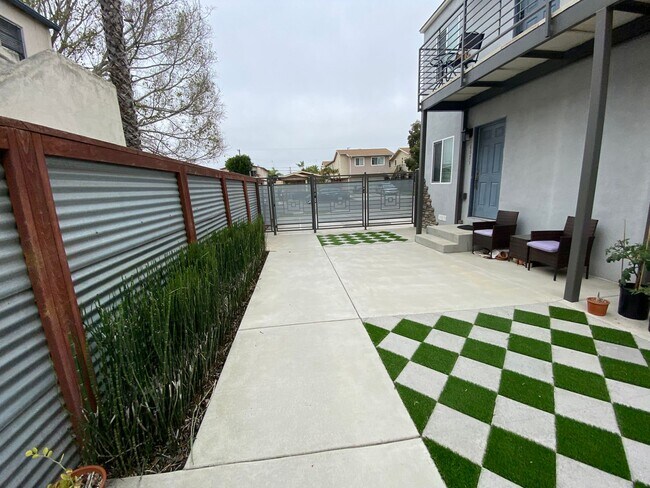 Building Photo - AC! In Unit Washer & Dryer! Reserved Onsite Parking! Downstairs Home!