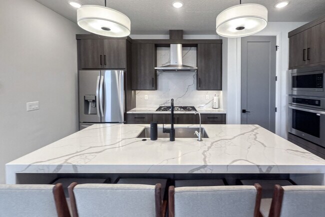 Building Photo - 6521 Silver Creek Dr