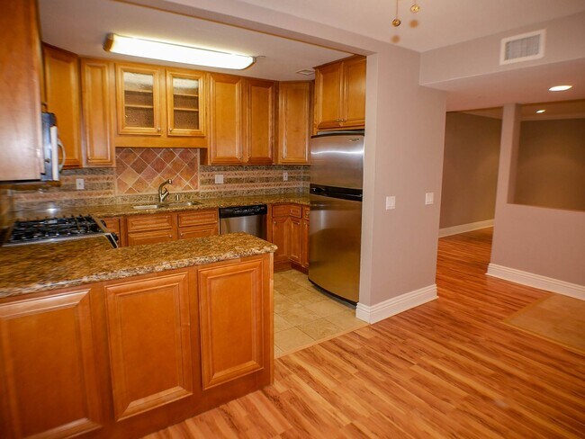 Building Photo - 2BD/2BA Dual Master Condo of secured building in highly sought after Boutique Bella Capri building.