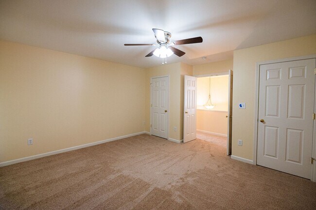 Building Photo - Stunning 6 bedroom 2.5 bathroom corner lot...