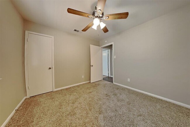 Building Photo - 2403 Pine Cone Dr