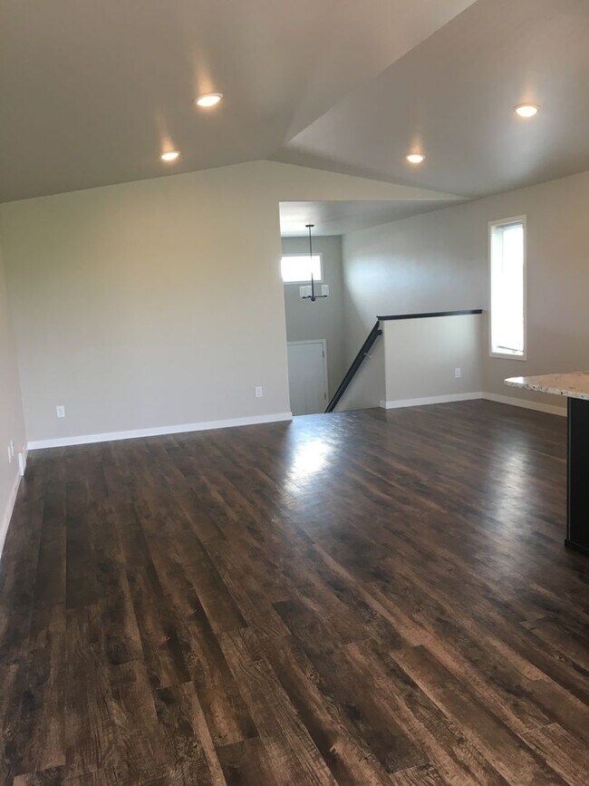 Building Photo - 4 Bed 2 Bath Single Family Home