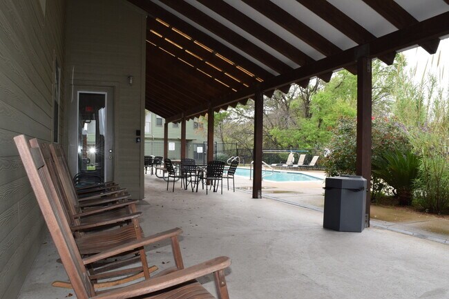 Building Photo - 1/1 with a garage!  Available for immediat...