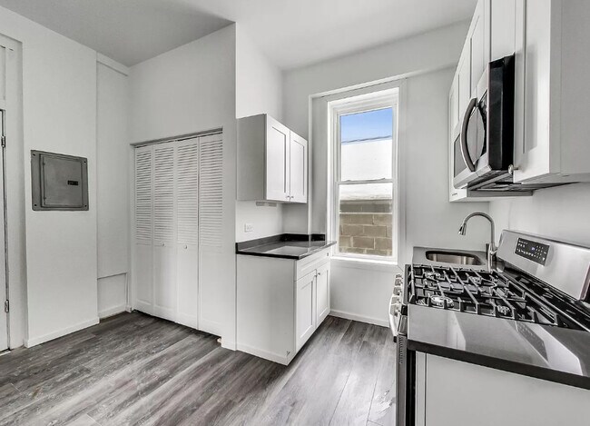 Building Photo - 2438 W 25th St