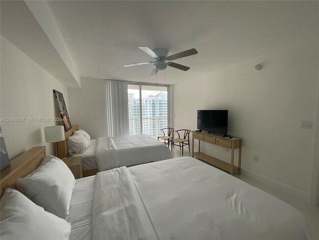 Building Photo - 1200 Brickell Bay Dr